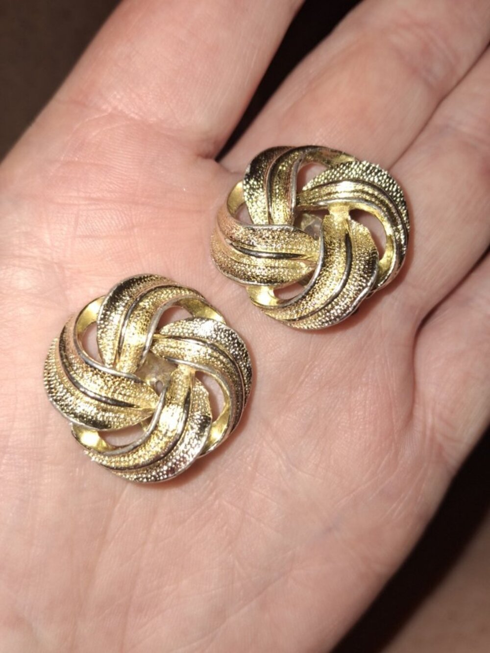 Vtg Signed Lisner Goldtone Knot Clip On Earrings Textured